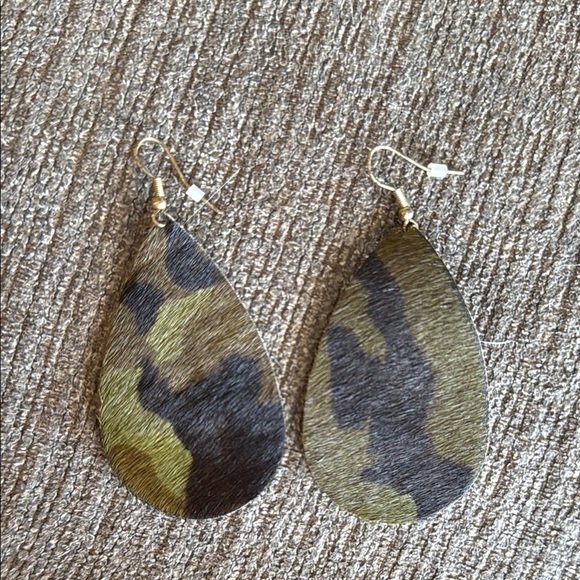 Camouflage Teardrop Earrings, NWOT, 3”dangle, slick fur-like leather - Picture 7 of 7